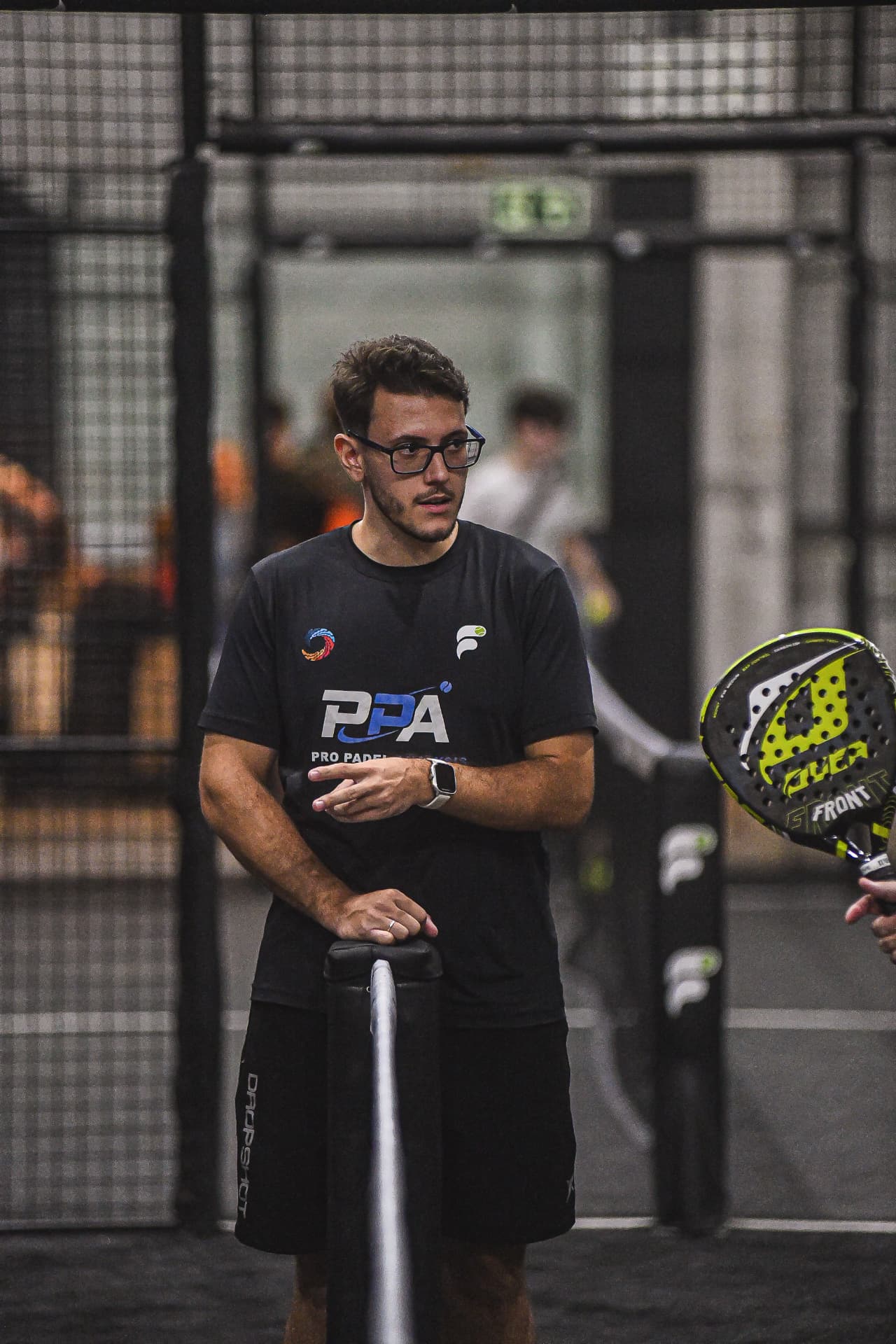 Marcos Hahn executando um smash em quadra de padel