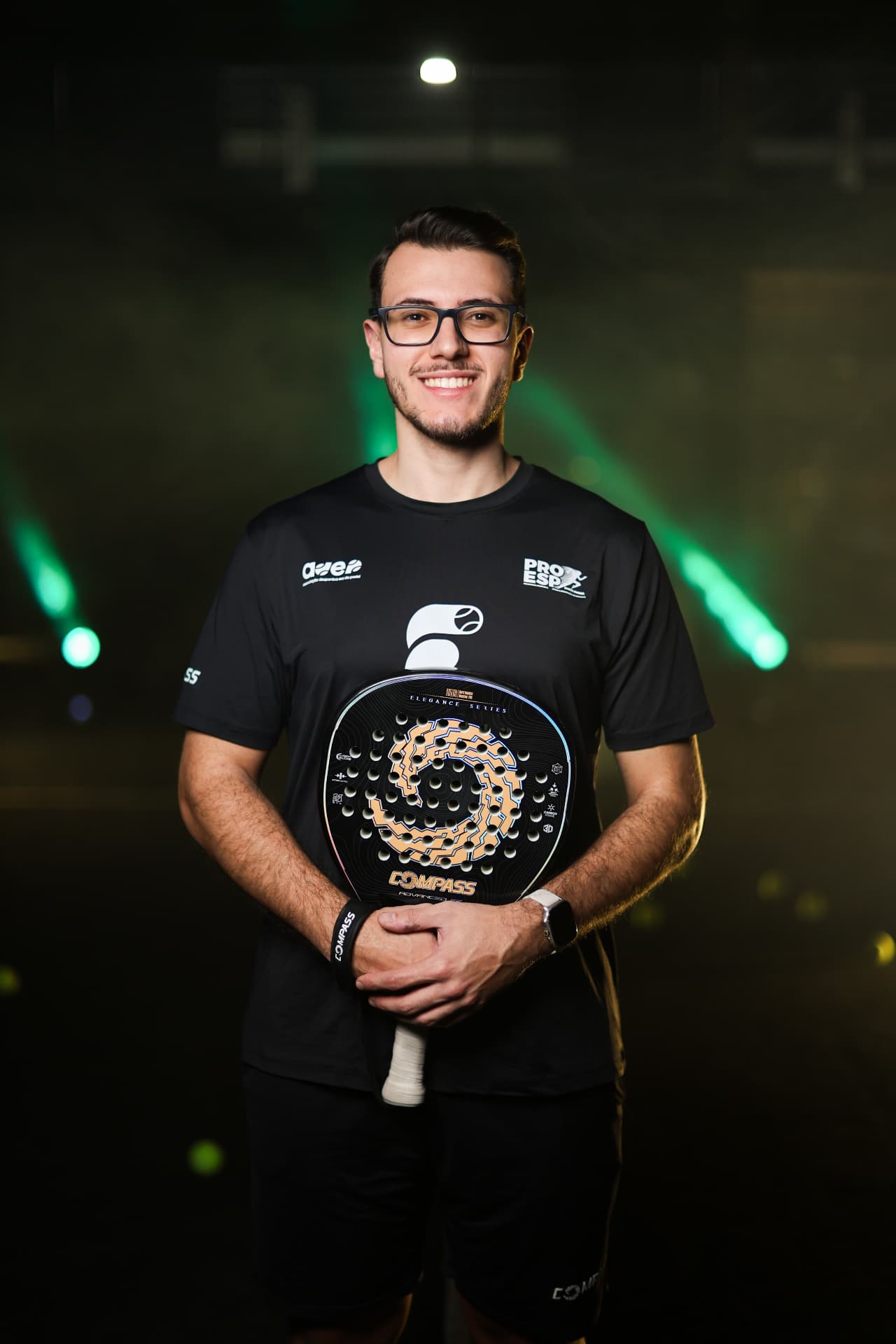 Retrato de Marcos Hahn com raquete de padel em quadra