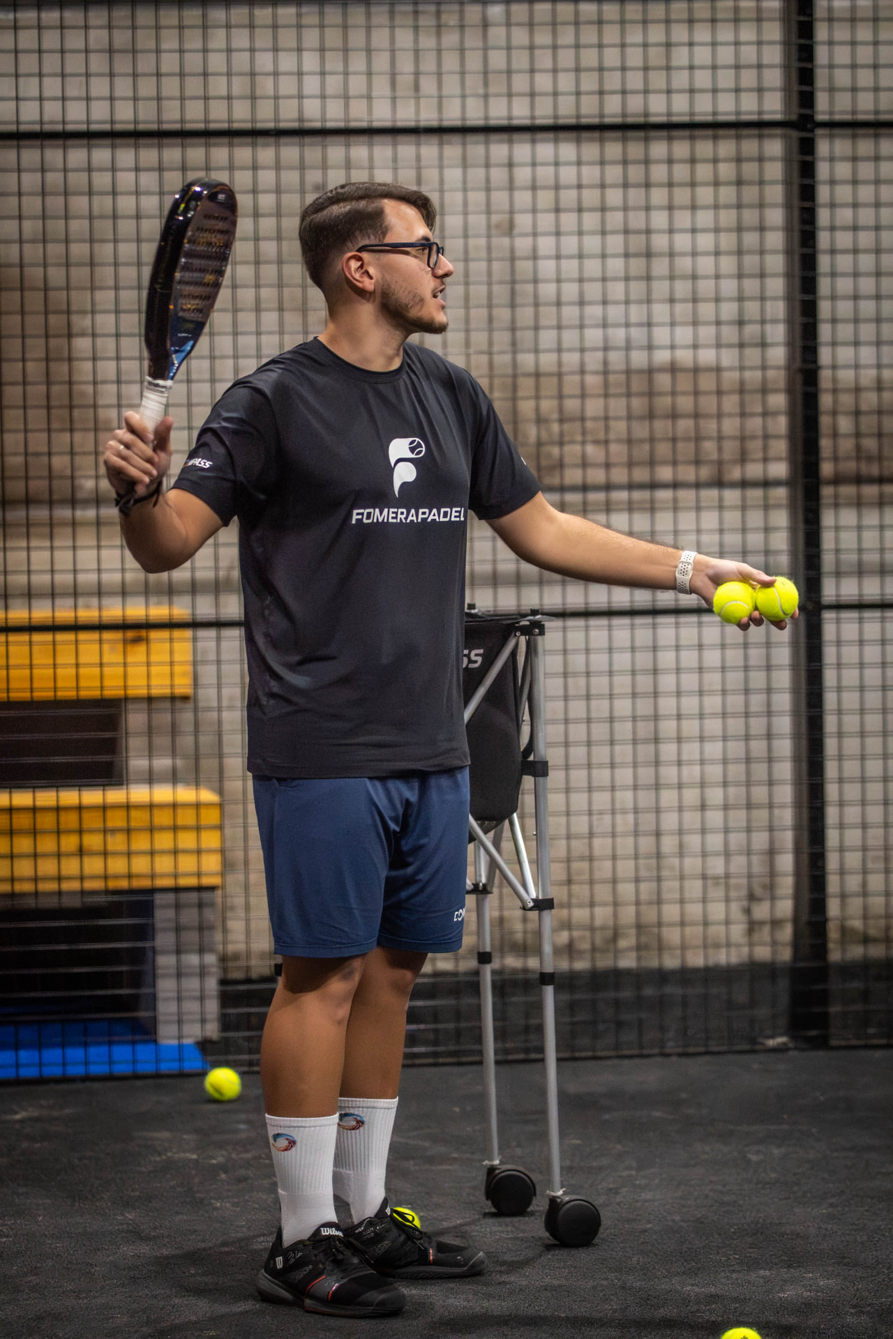 Marcos Hahn demonstrando técnica de backhand para um aluno